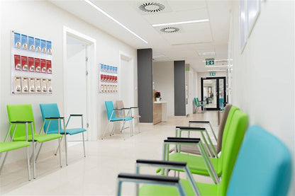 Displays2go 3-Tiered Clear Acrylic Magazine Rack, Adjustable, 9-18 Pockets - Clear (2RP9CLR)