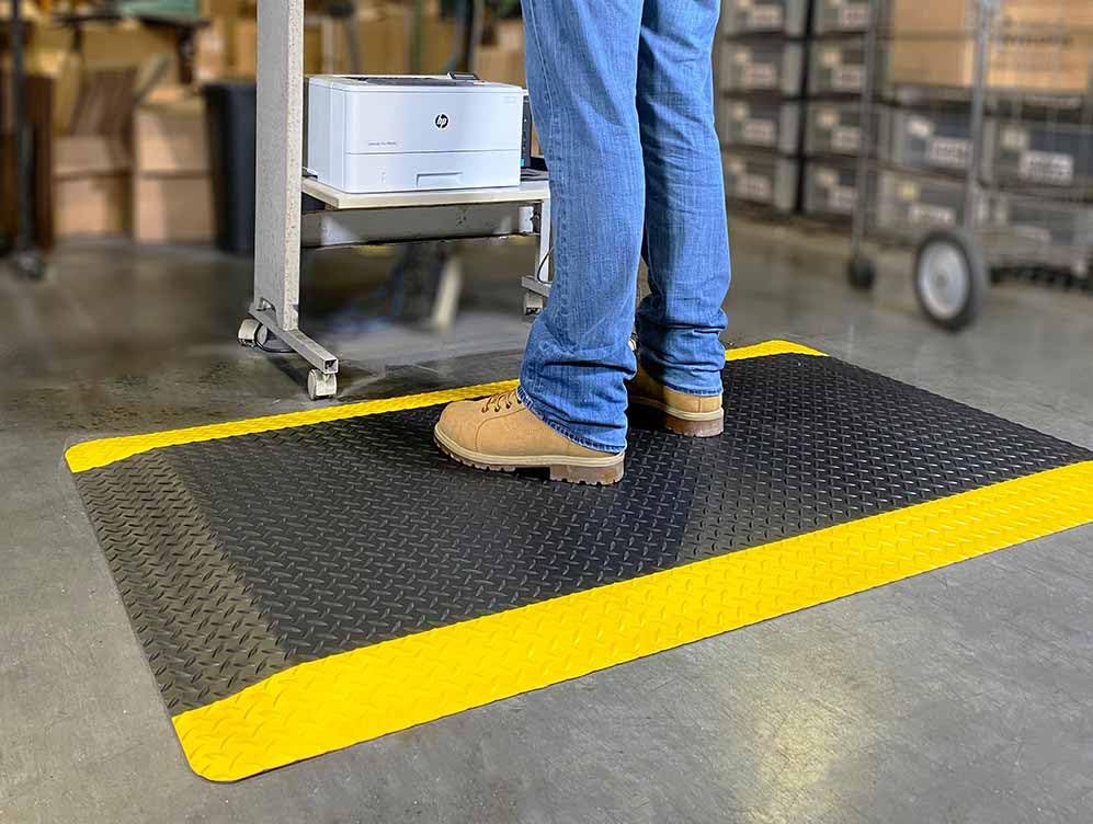 Wearwell 414.1516x2x4BYL Diamond-Plate SpongeCote UltraSoft Mat, 4' Length x 2' Width x 15/16" Thick, Black with Yellow