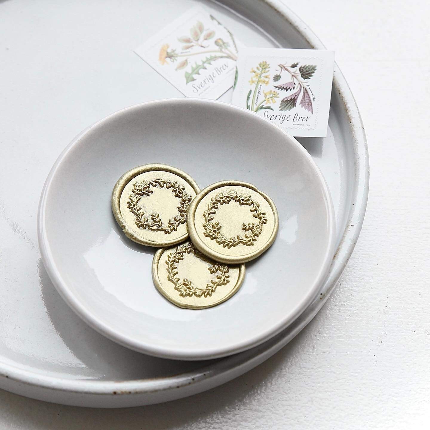 UNIQOOO Mailable Glue Gun Sealing Wax Sticks for Wax Seal Stamp - Metallic Green Gold, Great for Wedding Invitations, Cards Envelopes, Snail Mails, Wine Packages, Gift Ideas, Pack of 8